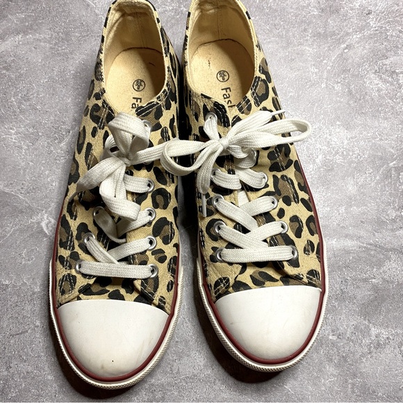 Leopard print low top sneakers, size 8 - Picture 2 of 3